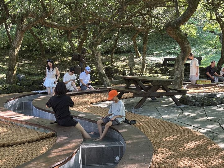 [제주=뉴시스] 제주시 절물자연휴양림 족욕소 전경. (사진=제주시 제공) 2026.08.07. photo@newsis.com *재판매 및 DB 금지
