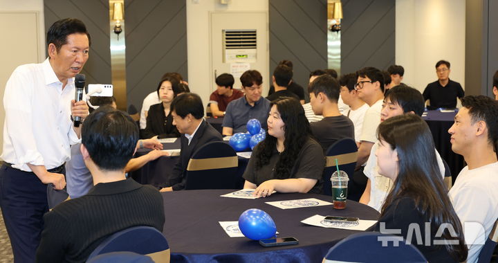 [전주=뉴시스] 김얼 기자 = 정청래(왼쪽) 더불어민주당 당대표 후보가 7일 전북 전주시 전북특별자치도청년도전지원사업단을 방문해 더불어민주당 전북특별자치도당 청년 권리당원 간담회를 열고 질의에 답변하고 있다. 2026.08.07. pmkeul@newsis.com