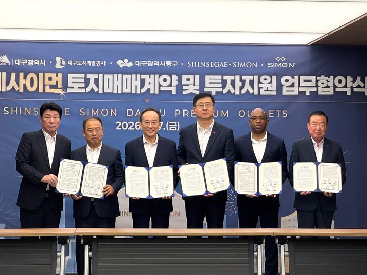 [서울=뉴시스] 신세계사이먼이 7일 오전 대구시청 산격청사에서 대구 프리미엄 아울렛 개발을 위한 토지매매 계약을 체결했다. (왼쪽부터) 강대식 국회의원, 우성진 동구청장, 추경호 대구광역시장, 김영섭 신세계사이먼 대표이사, 우체 아큐주오 사이먼 개발재무담당 부사장, 정명섭 대구도시개발공사 사장. (사진=신세계사이먼 제공) 2026.08.07. photo@newsis.com *재판매 및 DB 금지