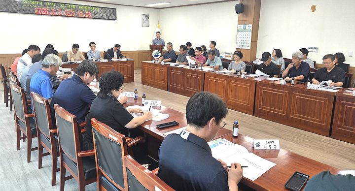 [횡성=뉴시스] 공근면 이장회의에서 소나무재선충병 방제 홍보를 진행하고 있다. (사진=횡성군 제공) 2026.08.07. photo@newsis.com *재판매 및 DB 금지