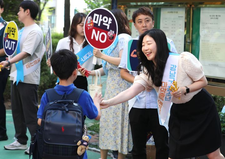 [서울=뉴시스]2024년 8월 16 청소년 등굣길 캠페인 . (사진=강남구 제공) 2026.08.07. photo@newsis.com *재판매 및 DB 금지