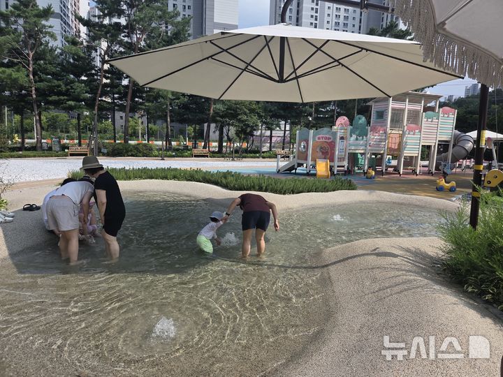 [과천=뉴시스] 경기 과천시가 물놀이형 수경시설의 안전·위생을 집중 점검 한다. (사진=과천시 제공) 2026.08.07. photo@newsis.com 