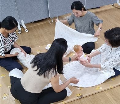 [서울=뉴시스]아기 돌보기 교실. (사진=송파구 제공) 2026.08.07. photo@newsis.com *재판매 및 DB 금지
