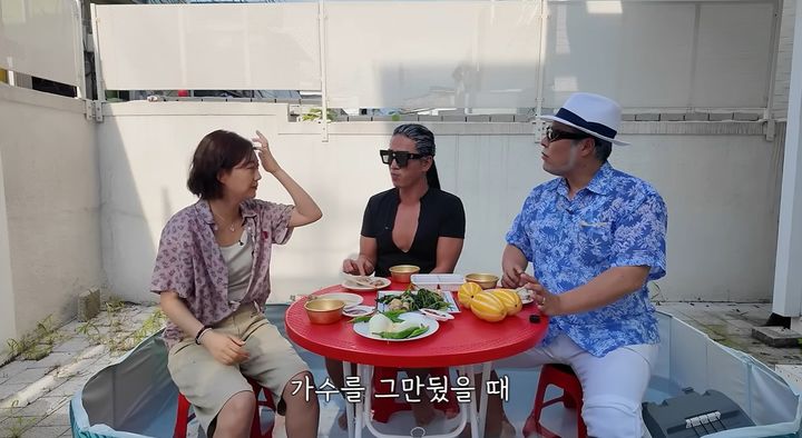 [서울=뉴시스] 지난 6일 유튜브 채널 '장공장장윤정'에는 '시니어 연애 특강 그리고 플러팅'이라는 제목의 영상이 공개됐다. (사진=유튜브 캡처) 2026.08.07. photo@newsis.com *재판매 및 DB 금지
