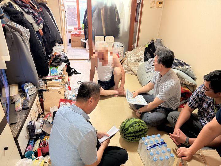 [대전=뉴시스]LH 대전충남지역본부는 연일 계속되는 폭염으로부터 입주민의 건강과 안전을 보호하기 위해 20년 이상 경과된 다가구 매입임대주택을 가가호호 방문해 냉방시설 등을 점검했다. 2026. 08. 07 photo@newsis.com *재판매 및 DB 금지