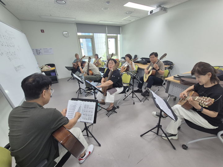 [서울=뉴시스] 용산구 우수 학습동아리 회원들이 악기를 연습하고 있다. (사진=용산구 제공) 2026.08.07. photo@newsis.com *재판매 및 DB 금지