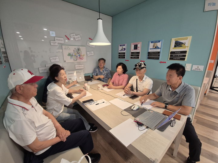 [서울=뉴시스] 용산구 우수 학습동아리 회원들이 강좌에 참여하고 있다. (사진=용산구 제공) 2026.08.07. photo@newsis.com *재판매 및 DB 금지