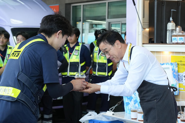 [제주=뉴시스] 위성곤(오른쪽) 제주지사가 7일 제주국제공항 계류장에서 노동자에게 냉음료를 전달하고 있다. (사진=제주도 제공) 2026.08.07. photo@newsis.com *재판매 및 DB 금지