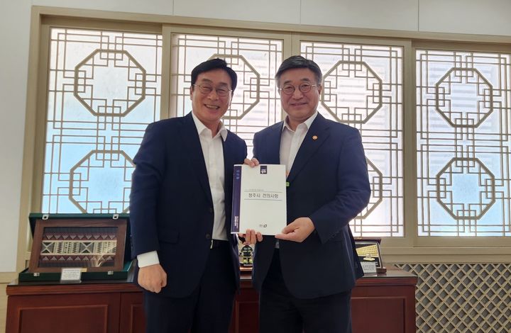 [청주=뉴시스] 이장섭(왼쪽) 충북 청주시장이 7일 서울 종로구 정부서울청사에서 윤호중 행정안전부 장관을 만나 현안 건의서를 전달하고 있다. (사진=청주시 제공) 2026.08.07. photo@newsis.com *재판매 및 DB 금지