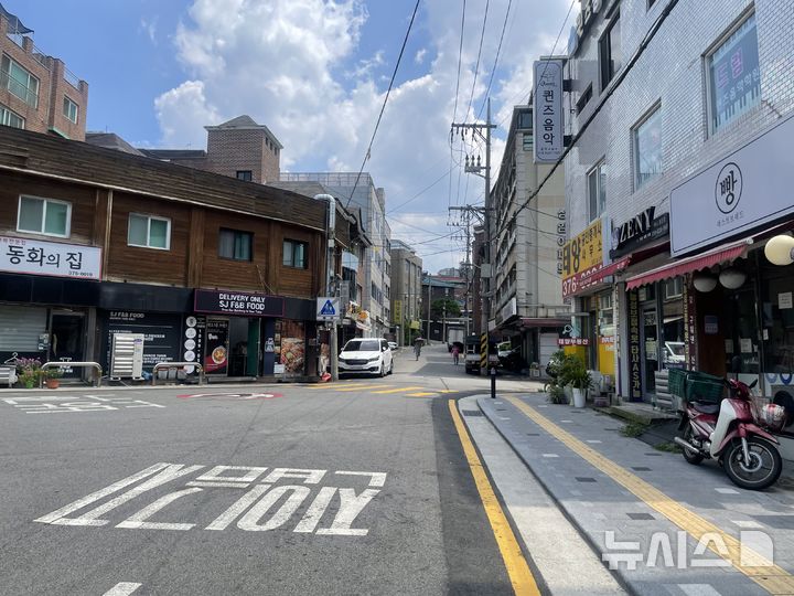 [서울=뉴시스]고선영 수습기자=서울 은평구 응암동 대림시장에서 서대문구 연희중학교로 이동하는 길에서 '그늘로' 앱이 알려준 경로로 이동하자 나타난 그늘길의 모습. 2026.08.07 photo@newsis.com