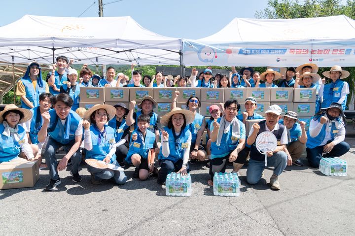 농심은 7일 기상청과 함께 서울시 노원구 상계동 폭염 취약계층에 백산수 5만 병과 식료품 약 2만 식을 전달했다. 이날 참석자들이 지원 물품을 전달한 뒤 기념촬영을 하고 있다. 사진 앞줄 오른쪽부터 서울연탄은행 허기복 대표, 농심 임영국 백산수마케팅팀장, 이미선 기상청장. (사진=농심 제공) *재판매 및 DB 금지
