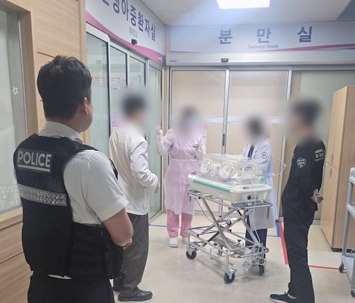 병원으로 옮겨지는 신생아 모습. (사진=경기남부경찰청 제공) *재판매 및 DB 금지
