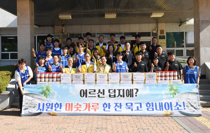 [창녕=뉴시스] 공무원노동조합, 시설관리공단 나누GO봉사단, 청년회의소(JCI)가 취약계층을 방문해 미숫가루와 건강음료를 전달하고 있다. (사진=창녕군 제공) 2026.08.07. photo@newsis.com *재판매 및 DB 금지