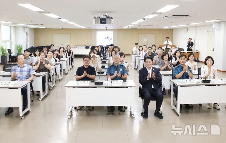 [안양=뉴시스] '아동 보호구역 운영 및 안전 강화 관계기관 협력회의' 참석자들이 기념 촬영하고 있다. (사진=안양시 제공). 2026.08.07. photo@newsis.com