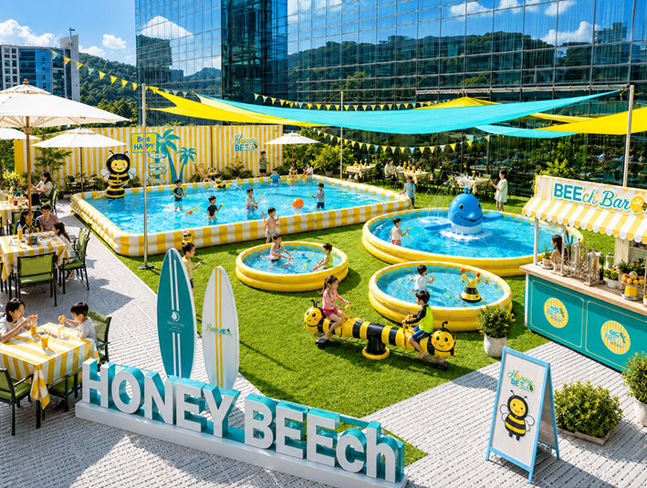 [서울=뉴시스] 도심 속 특별한 가족 호캉스를 위한 '허니 비치(Honey BEEch)' 워터 플레이존 (사진=더블트리 바이 힐튼 서울 판교 제공) *재판매 및 DB 금지