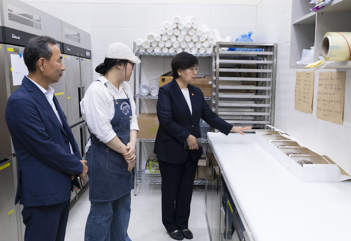 [서울=뉴시스] 정은경 보건복지부 장관이 7일 서울 강동구 소재 공동체사업단 할로마켓 두 번째 봄(베이커리 카페)을 방문한 모습 (사진=보건복지부 제공) 2026.08.07. photo@newsis.com *재판매 및 DB 금지