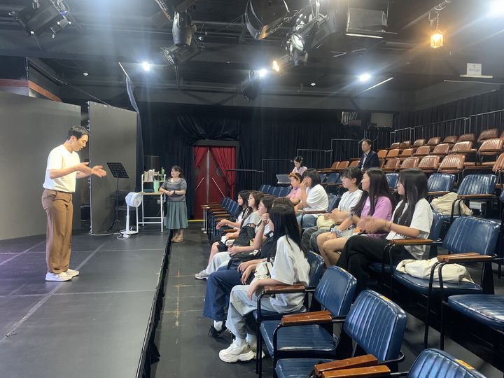 [세종=뉴시스] 종합예술가 프로그램에서 배우가 학생들에게 멘토링을 하고 있다. (사진=세종시교육청) 2026.08.07. photo@newsis.com. *재판매 및 DB 금지