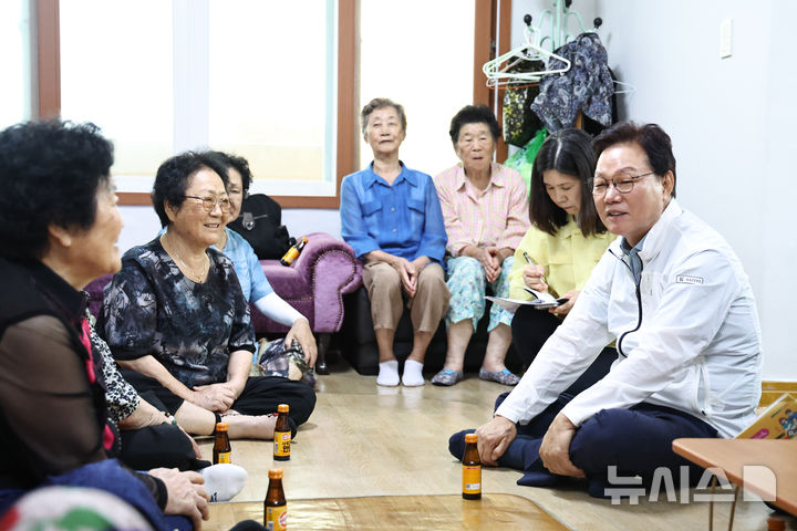 [창원=뉴시스]박완수 경남도지사가 7일 창원특례시 마산합포구 '교방 장수 경로당 무더위쉼터'를 찾아 어르신들과 얘기하고 있다.(사진=경남도 제공) 2026.08.07. photo@newsis.com