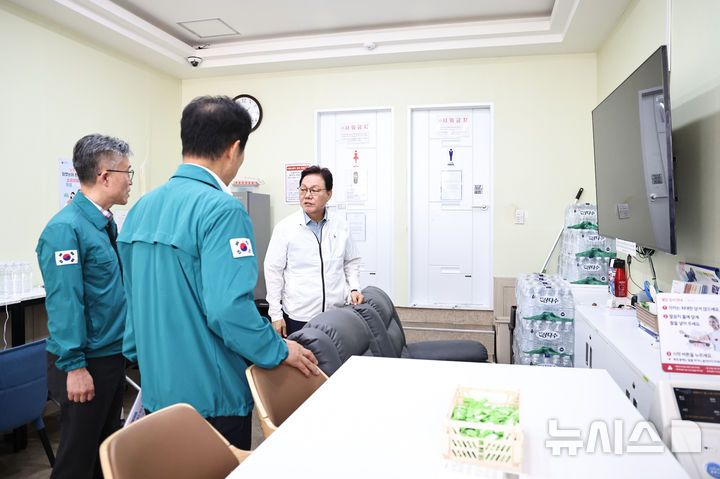 [창원=뉴시스]박완수 경남도지사가 7일 창원특례시 마산합포구 오동동 문화광장에 조성된 '마산 이동노동자 간이쉼터'를 방문해 냉방시설 등 현황을 점검하고 있다.(사진=경남도 제공) 2026.08.07. photo@newsis.com