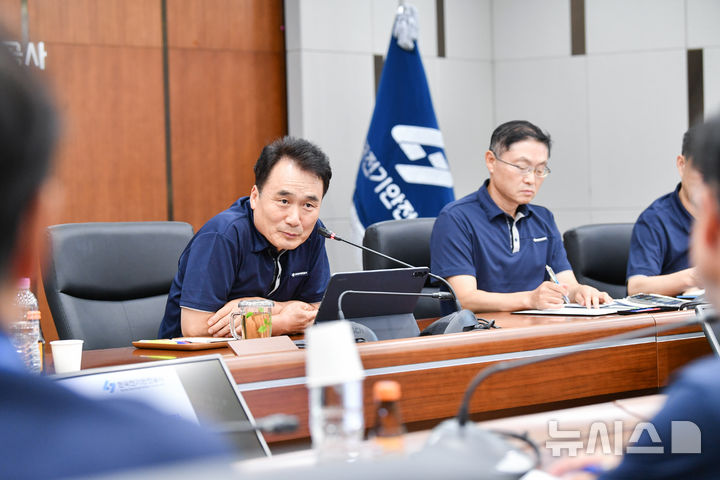 [전주=뉴시스]윤난슬 기자 = 한국전기안전공사는 폭염 중대경보 확대에 따라 현장 근로자의 온열질환 예방을 위한 비상대책회의를 열고 추가 대응 방안을 논의했다고 7일 밝혔다. (사진=전기안전공사 제공) photo@newsis.com 