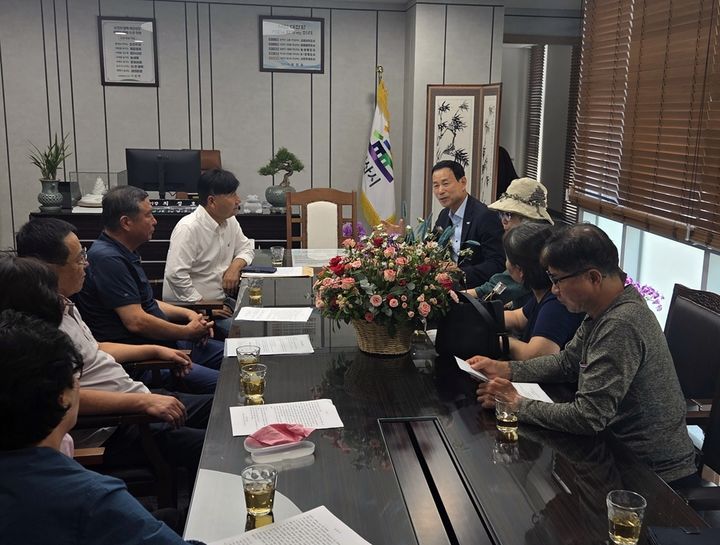 익산 우남아파트 소유권자 대표회의 주민들이 지난 4일 오전 익산시청에서 최정호 시장과 간담회를 하고 있다.(사진=대표회의 제공) *재판매 및 DB 금지