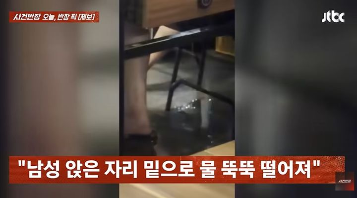 [서울=뉴시스]술에 취해 식당 의자에 앉은 채 잠든 남성이 소변을 보는 황당한 일이 벌어졌다. (사진=JTBC '사건반장' 캡처) 2026.08.07