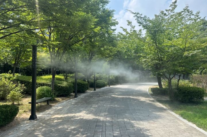[서울=뉴시스] 서울 중랑구 능산공원에서 쿨링포그가 가동되고 있다. (사진=중랑구 제공) 2026.08.07. photo@newsis.com *재판매 및 DB 금지
