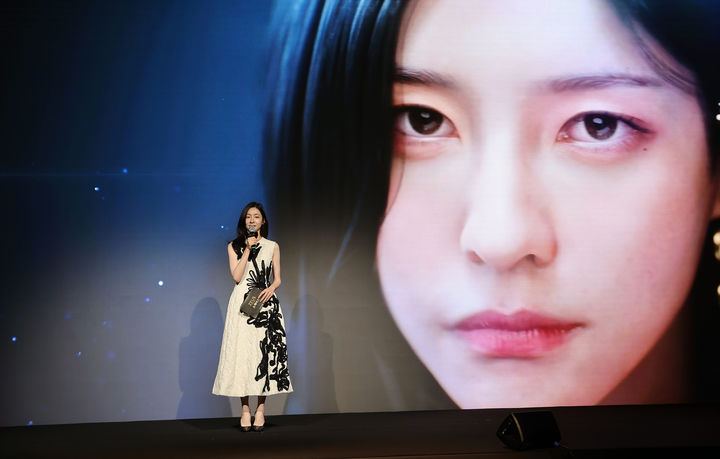 [서울=뉴시스] 배우 박지현이 그리스 로마 신화 속 '판도라'가 되어 게임 세계로 들어왔다. 컴투스가 정교한 얼굴 복제와 목소리 녹음 기술을 활용해 박지현의 모습을 그대로 담은 신작 '제우스: 오만의 신'을 내놓는다. (사진=컴투스 제공) *재판매 및 DB 금지