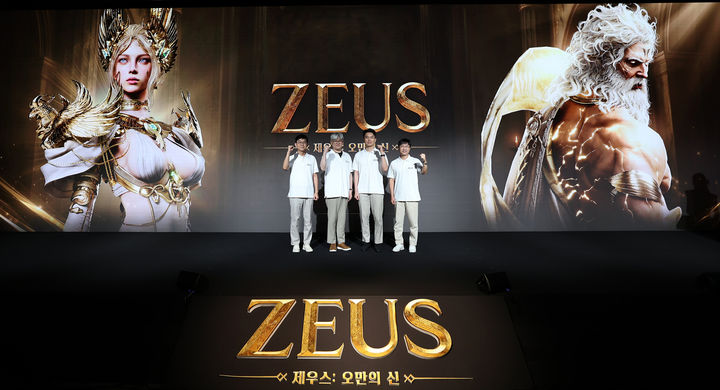 [서울=뉴시스] (왼쪽부터)컴투스 김정훈 사업본부장, 에이버튼 정성훈 디렉터, 에이버튼 김대훤 대표이사, 컴투스 남재관 대표이사. (사진=컴투스 제공) *재판매 및 DB 금지