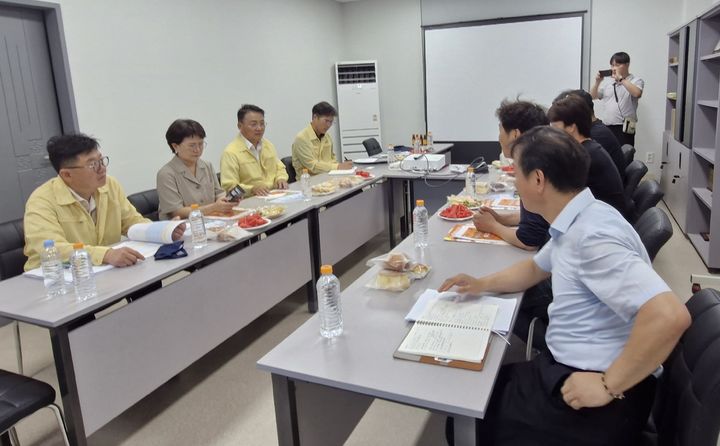 [세종=뉴시스] 김병석 국립식량과학원장은 경북 구미시 콩 재배단지에서 토양 수분과 관수 상태를 점검하고 생육관리 기술을 안내했다. (사진=농진청 제공) 2026.08.07. photo@newsis.com *재판매 및 DB 금지