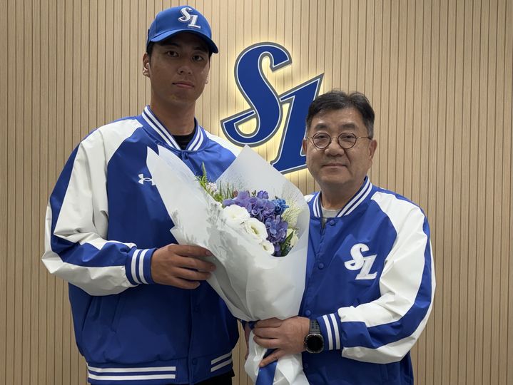 [서울=뉴시스] 프로야구 삼성 라이온즈의 새 아시아 쿼터 투수 미야모리 사토시와 유정근 삼성 구단 대표이사. (사진 = 삼성 라이온즈 제공) *재판매 및 DB 금지