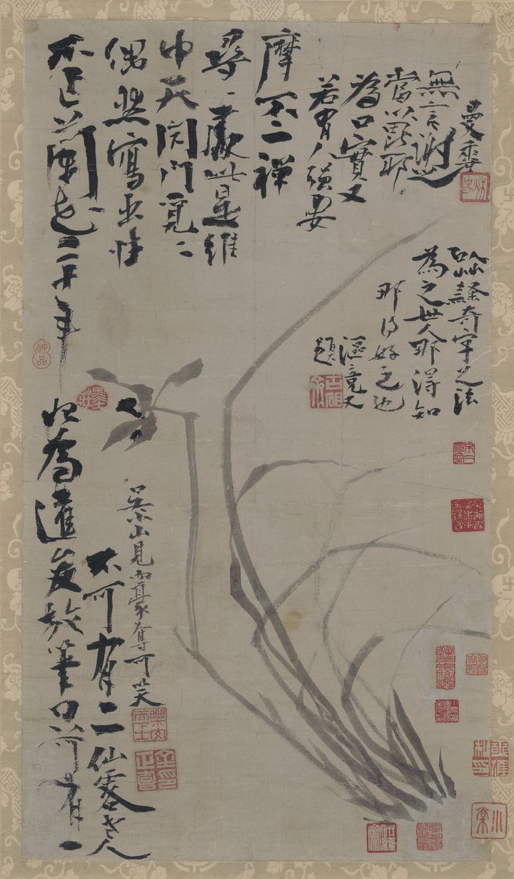[서울=뉴시스] 추사 김정희 '불이선란도(보물)' 김정희의 대표작으로 난초를 사실적으로 표현하기보다 서예적 필묵의 운용으로 완성한 작품이다. 난초 주변 네 차례에 걸쳐 쓴 김정희의 글이 있어, 그림 제작 동기와 방식, 그림 주인이 바뀌게 된 사정을 알 수 있다. 처음 시동 달준에게 주려고 붓 가는 대로 그렸으나 제자 오소산(오규일)이 그림을 보고 억지로 가져갔다는 내용에서 주변 사람들과 격의 없이 지내는 그의 삶이 눈앞에 펼쳐진다. 그의 글씨가 가로획과 세로획의 차이가 분명하면서도 균형과 조화를 이루고 있다. 글에 언급된 인물들로 보아, 이 작품은 1852년 8월 북청 유배를 마치고 경기도 과천에 머물던 말년에 제작되었을 것이다. 김정희가 지향한 그림과 글씨의 이상적인 조화의 경지와, 주변 사람들과 함께 하는 일상에서 완성된 그의 예술 세계를 보여주는 작품이다. (사진=국립중앙박물관 제공) 2026.08.07. photo@newsis.com *재판매 및 DB 금지