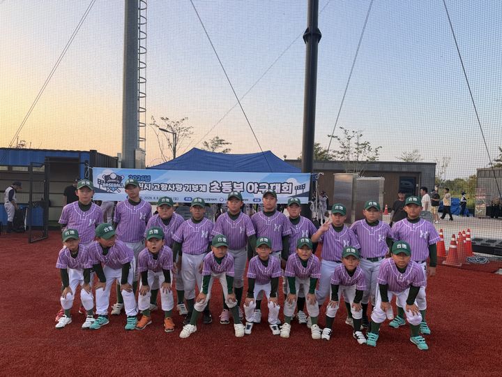 [당진=뉴시스] 지난 6일 충남 당진 합덕초 야구부가 지역 야구장에서 초등학교 야구부 초청대회 기념 단체사진을 찍고 있다. (사진=당진시 제공) 2026.08.07. photo@newsis.com *재판매 및 DB 금지