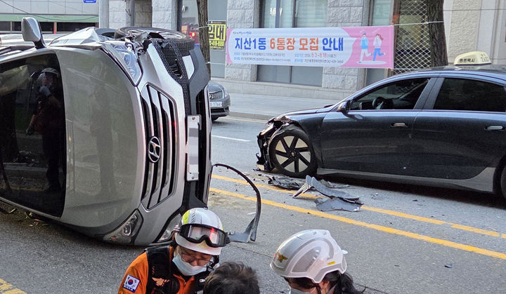 [전남광주=뉴시스] 7일 오후 7시12분께 광주 동구 산수동 한 도로에서 스포츠유틸리티차(SUV)와 택시가 충돌하는 사고가 발생해 소방당국이 사고를 수습하고 있다. (사진 = 독자 제공) 2026.08.07. photo@newsis.com *재판매 및 DB 금지