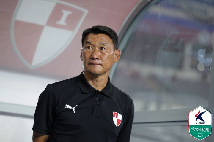 [서울=뉴시스]K리그2 부산 조성환 감독. (사진=한국프로축구연맹 제공)