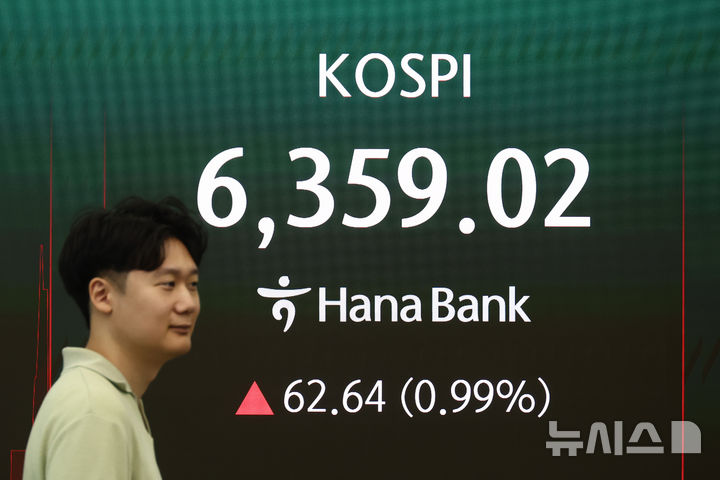 [서울=뉴시스] 고승민 기자 = 코스피가 전 거래일 대비 1.09%(68.69포인트) 오른 6365.07에 출발한 7일 서울 하나은행 본점 딜링룸에서 딜러들이 업무를 보고 있다. 코스닥은 5.95포인트(0.74%) 상승한 807.62에 개장했다. 서울 외환시장에서 달러·원 환율은 전일 오후 3시 30분 주간종가 대비 1.1원 오른 1424.90원을 기록했다. 2026.08.07. kkssmm99@newsis.com