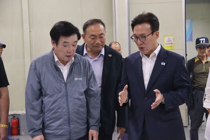 [서울=뉴시스] 정병혁 기자 = 김민석 더불어민주당 당대표 후보가 7일 전남광주 목포시 묵포수협 위판장을 찾아 시설을 살펴보고 있다. (사진=김민석 후보 제공) 2026.08.07. photo@newsis.com *재판매 및 DB 금지