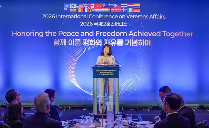 [서울=뉴시스] 강윤진 국가보훈부 차관이 6일(현지 시간) 미국 워싱턴 D.C. 메이플라워 호텔에서 열린 '2026 국제보훈컨퍼런스 개회식'에 참석해 개회사를 하고 있다. (사진=국가보훈부 제공) 2026.08.07. photo@newsis.com *재판매 및 DB 금지