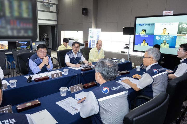 [서울=뉴시스] 김성환 기후에너지환경부 장관이 7일 전남광주 나주시 한국전력거래소를 방문해 여름철 폭염 대응 전력수급 운영 현황을 점검하고 있다. (사진=기후에너지환경부 제공) 2026.08.07. photo@newsis.com *재판매 및 DB 금지