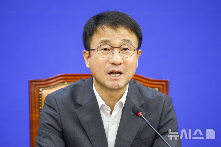 [서울=뉴시스] 정병혁 기자 = 한병도 더불어민주당 당대표 직무대행 겸 원내대표가 7일 서울 여의도 국회에서 열린 원내대책회의에서 발언하고 있다. 2026.08.07. jhope@newsis.com