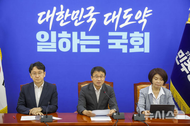 [서울=뉴시스] 정병혁 기자 = 한병도 더불어민주당 당대표 직무대행 겸 원내대표가 7일 서울 여의도 국회에서 열린 원내대책회의에서 발언하고 있다. 2026.08.07. jhope@newsis.com