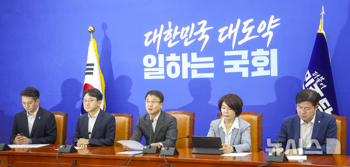 [서울=뉴시스] 정병혁 기자 = 한병도 더불어민주당 당대표 직무대행 겸 원내대표가 7일 서울 여의도 국회에서 열린 원내대책회의에서 발언하고 있다. 2026.08.07. jhope@newsis.com