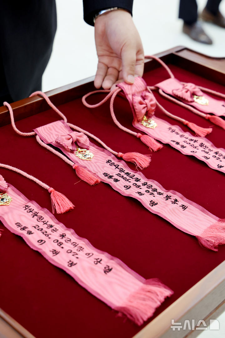 [서울=뉴시스] 김진아 기자= 7일 청와대에서 열린 장성 진급 신고 및 삼정검 수치 수여식에서 진급 장성들의 삼정검 수치가 놓여 있다. (청와대통신사진기자단) 2026.08.07. bluesoda@newsis.com