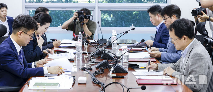 [서울=뉴시스] 정병혁 기자 = 7일 서울 여의도 국회에서 열린 6·3 지방선거 투표용지 부족 사태 진상규명을 위한 선거관리위원회 특별검사(특검) 후보를 추천하기 위한 국민추천위원회 회의에 앞서 참석자들이 회의 시작을 기다리고 있다. 2026.08.07. jhope@newsis.com