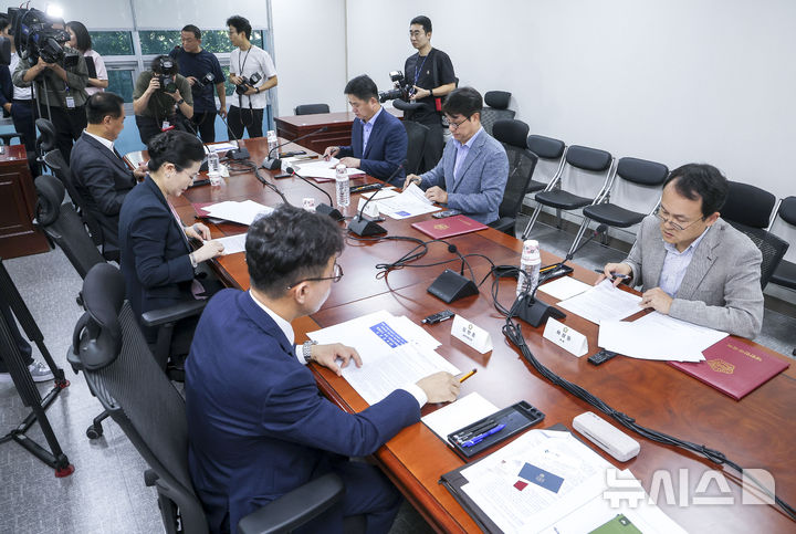 [서울=뉴시스] 정병혁 기자 = 7일 서울 여의도 국회에서 열린 6·3 지방선거 투표용지 부족 사태 진상규명을 위한 선거관리위원회 특별검사(특검) 후보를 추천하기 위한 국민추천위원회 회의에 앞서 참석자들이 회의 시작을 기다리고 있다. 2026.08.07. jhope@newsis.com