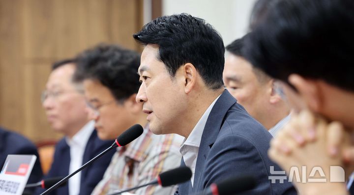 [서울=뉴시스] 고범준 기자 = 장동혁 국민의힘 대표가 지난 7일 오전 서울 여의도 국회에서 열린 부동산정책 정상화 특별위원회 전체회의에서 발언하고 있다. 2026.08.07. bjko@newsis.com
