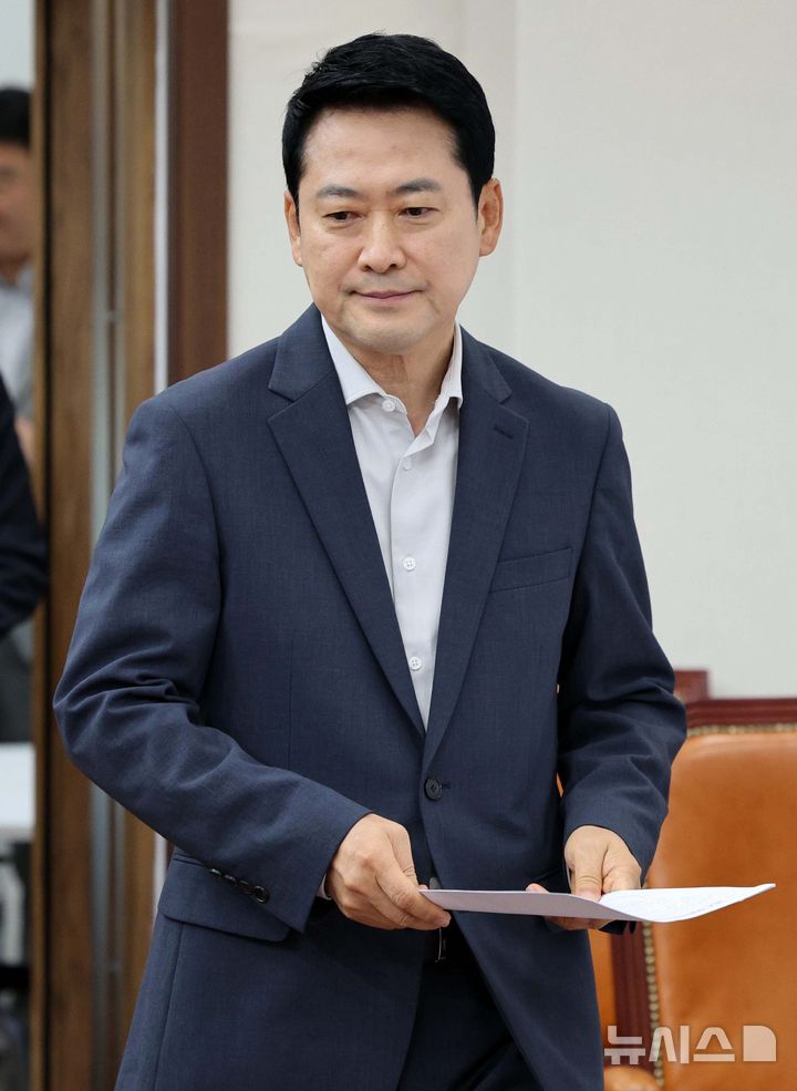 [서울=뉴시스] 고범준 기자 = 장동혁 국민의힘 대표가 7일 오전 서울 여의도 국회에서 열린 부동산정책 정상화 특별위원회 전체회의에 참석하고 있다. 2026.08.07. bjko@newsis.com