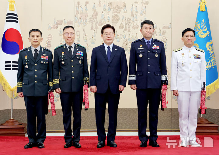 [서울=뉴시스] 김진아 기자= 이재명 대통령이 7일 청와대에서 열린 장성 진급 신고 및 삼정검 수치 수여식에서 진급 장성과 기념촬영을 하고 있다. 왼쪽부터 윤한일 지상작전사령부 참모장(중장), 이상렬 지상작전사령관(대장), 이 대통령, 박흥재 공군사관학교장(중장), 조충호 해군 참모차장(중장). (청와대통신사진기자단) 2026.08.07. bluesoda@newsis.com