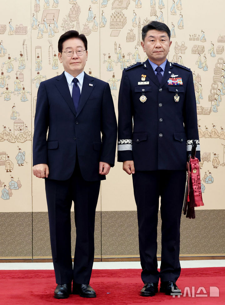 [서울=뉴시스] 김진아 기자= 이재명 대통령이 7일 청와대에서 열린 장성 진급 신고 및 삼정검 수치 수여식에서 박흥재 공군사관학교장(중장)에게 삼정검 수치를 수여한 뒤 기념촬영을 하고 있다. (청와대통신사진기자단) 2026.08.07. bluesoda@newsis.com