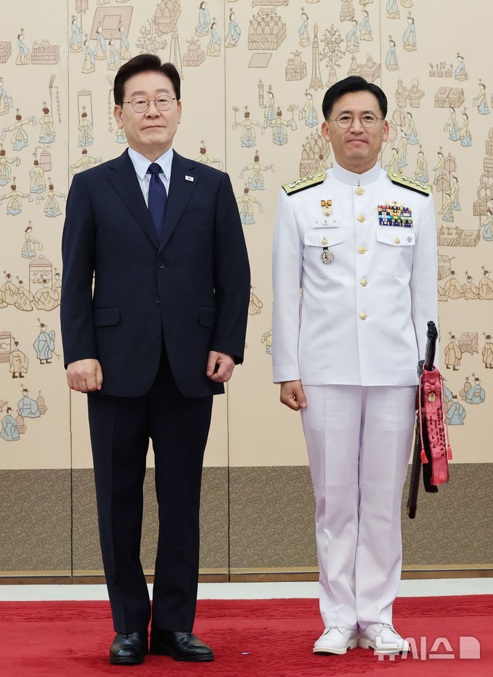 [서울=뉴시스] 김진아 기자= 이재명 대통령이 7일 청와대에서 열린 장성 진급 신고 및 삼정검 수치 수여식에서 조충호 해군 참모차장(중장)에게 삼정검 수치를 수여한 뒤 기념촬영을 하고 있다. (청와대통신사진기자단) 2026.08.07. bluesoda@newsis.com